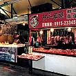 伝統市場で必ずと言っていいほど見るお肉を販売する屋台。買うのには未だ抵抗ありますが、新鮮なのはよ〜くわかります