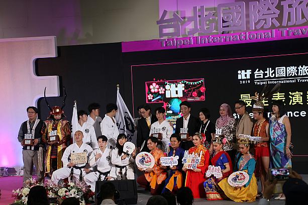 韓国観光公社は、ベストポピュラリティブース賞だけでなく、テコンドーと伝統舞踊の2つで、ベストパフォーマンス賞を受賞。表彰式ではひときわ目立っていました。来年は日本も韓国に負けてらんなーーい！