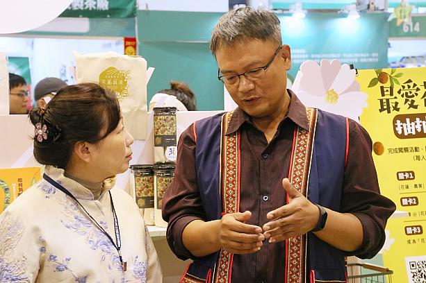 徐榛蔚縣長(左)は、コーヒーのブースを訪れた後、お茶展の花蓮縣のブースも訪れ、出展している業者の方の話を熱心に聞いてました。台湾のお茶、お酒、コーヒーがどんどん進化しているのを感じたイベントでした！