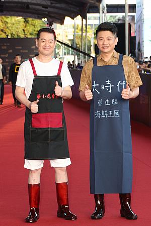 元クレーン運転手だったという遅咲きの台湾語歌手、蔡佳麟(右)は「大時代」で新人賞ノミネート。ゲストの蔡小虎と一緒に、魚屋さんの出で立ちで登場。衣装代は全部で2000元だとか(笑)。