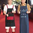 元クレーン運転手だったという遅咲きの台湾語歌手、蔡佳麟(右)は「大時代」で新人賞ノミネート。ゲストの蔡小虎と一緒に、魚屋さんの出で立ちで登場。衣装代は全部で2000元だとか(笑)。