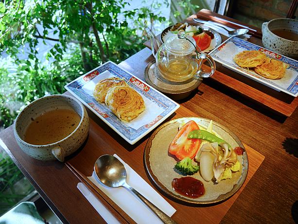このお茶会には、趣向を凝らした創作料理も含まれます。台湾高山茶＋野菜の出汁でスープには、麺を固めたものを付けて食べます。白菜や舞茸などの茹でられた野菜も添えられとてもヘルシー！