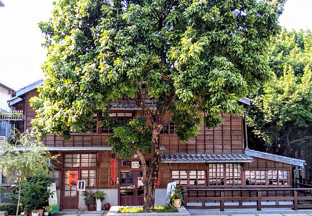 日本時代に「柳下食堂」だった場所をリノベし「十八卯茶屋」として現在は茶芸も楽しめるお店になっています。実はこの日、ナビ友の柳下昌子さんが台南に来てくださったのです！柳下昌子さんは創業者の柳下勘蔵さんから数えて 「柳下食堂」 の四代目。　 
