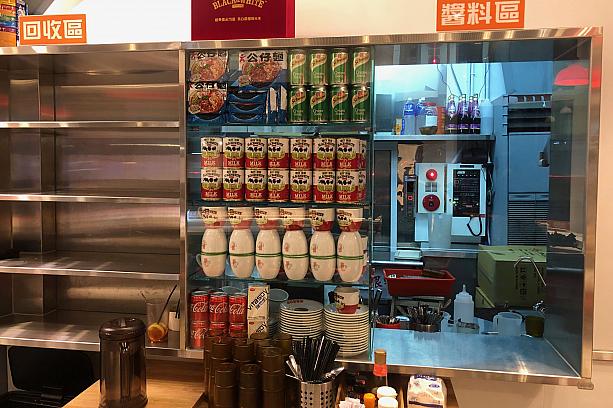 店内も公仔麺やエバミルクの缶、維他の豆乳などが並べられていて、超香港。
