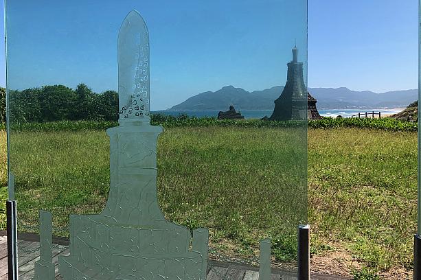 日本統治時代の記念碑の姿が刻まれたガラス板もありました。