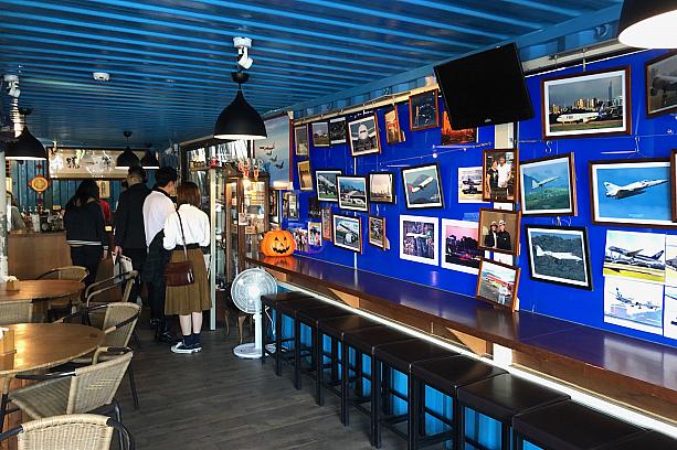 カフェの店内にはたくさんの航空機の写真が飾られていて、旧塗装の日航機や今はなき台湾LCC「Vエア」の姿も。