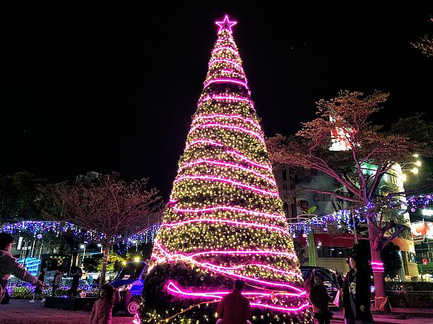 クリスマスツリーもかなりでっかいのが、どっど〜んとあります。きっと台北市ならたくさんの人が群がりますが、淡水なので人もまばら。クリスマスが終わっても恐らく過年までこのイルミネーションは続くでしょう