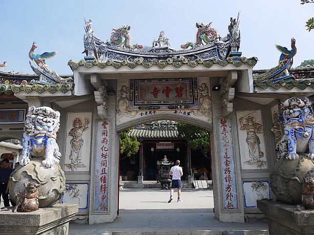 台湾によくあるカラフルな廟とはまた少し別の抑え気味のカラーな碧雲寺