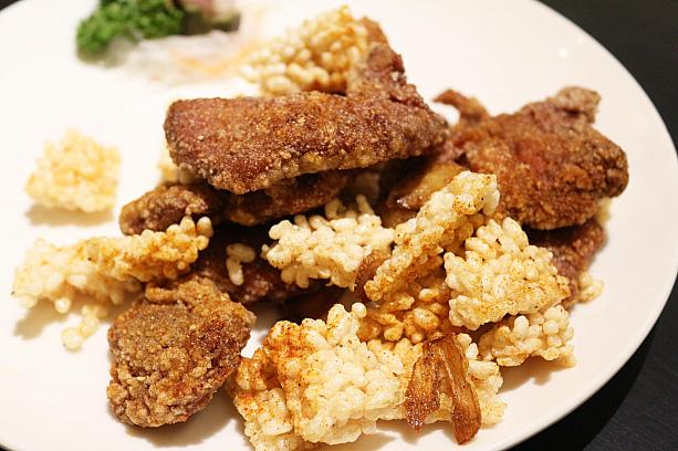 「馬祖紅糟香辣排骨」は豚のスペアリブに紅麹を漬けた揚げ物。いい肉を使っているせいか、肉厚でジューシー！サクサクのおこげと一緒に食べると素敵なコントラストになって一層美味しく感じられます。