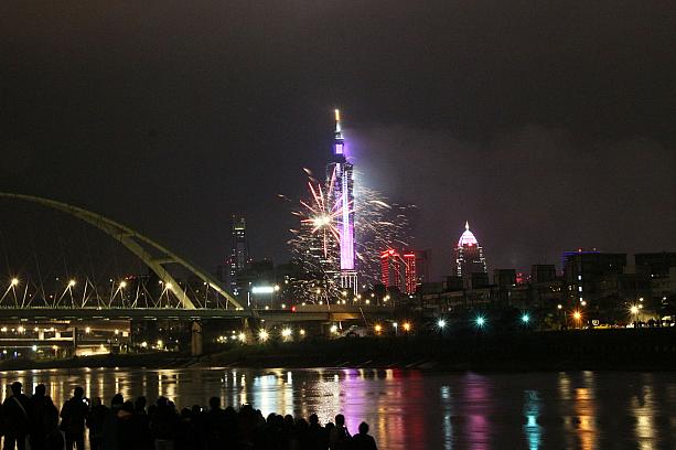 101の花火が終わった後も河原では一般の人が花火を打ち上げて、祝福ムードが続きました。2020年も台北ナビを引き続きよろしくお願いします。
