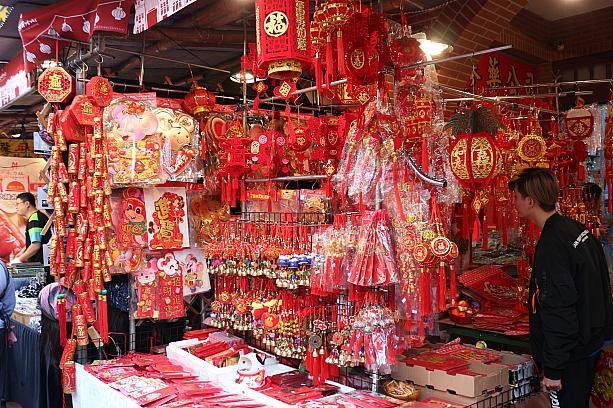旧正月用の装飾品も煌びやかで豪華。日本でも台湾風に旧正月を迎えてみませんか～？