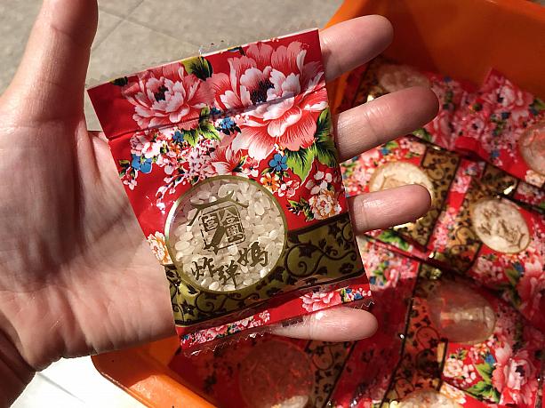 お米のパッケージは、台湾布でお馴染みの赤い花柄♪