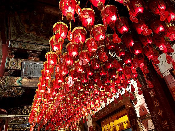 赤い提灯は、お寺の雰囲気を盛り上げます