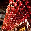 赤い提灯は、お寺の雰囲気を盛り上げます