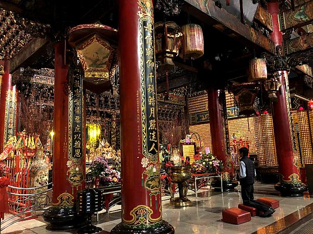 台湾のお寺で熱心にお参りしている方を見かけるたび、感動します