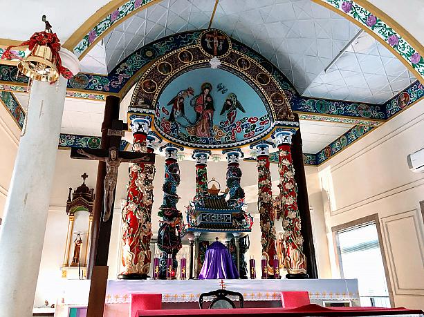 こちら通常の教会と少し違うのは道教もミックスされていること。台湾のカラフルなお寺で見かけるあの感じも混じりつつの造りになっていました