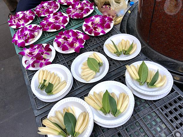 お寺の門の前で売っているジャスミンと蘭の花。香りがとても良いです