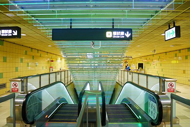 松山新店線と乗り換えが出来る大坪林駅はイエローとグリーンのタイルやアクリル板で装飾されてとってもカラフル。