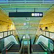 松山新店線と乗り換えが出来る大坪林駅はイエローとグリーンのタイルやアクリル板で装飾されてとってもカラフル。