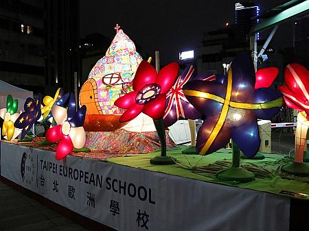 台北ヨーロピアンスクールは欧州伝統のガラス絵をモチーフに
