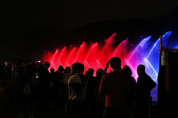 湖畔にできたたくさんの人だかりの奥に現れたのは鮮やかなライトに照らし出された噴水ショー。