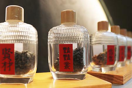 お茶の名前はすべて詩の一部から命名されています。唐代の詩「金燈花」の一部「豔豔叢」と名付けられたお茶は凍頂烏龍！