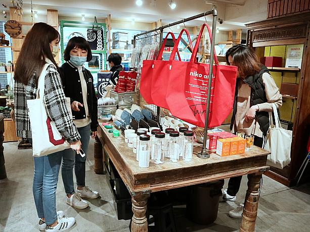 そして、おなかがいっぱいになったらショッピングも忘れずに♪台北旗艦店では、「Taipei」のロゴ入りオリジナルグッズを販売中です。ここでしか買えないからお土産にもぴったり！日本に持ち帰ってみんなに自慢しちゃお♡