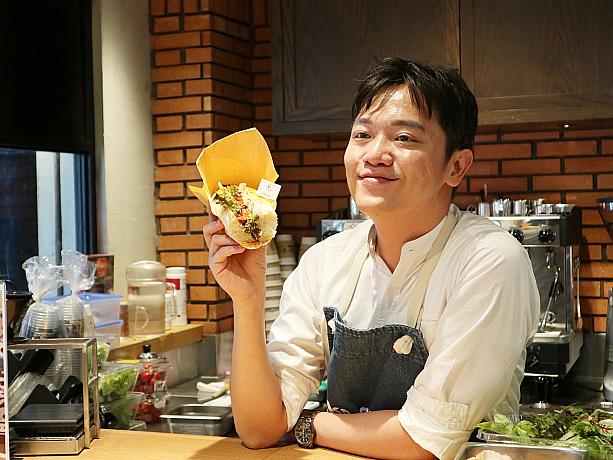 そんな台湾風味のニコパンを考案したのが、料理人であり、料理番組の司会者としても知られるSoacさん。本日は特別にカフェの厨房に入り、腕を振るってくれましたよ。