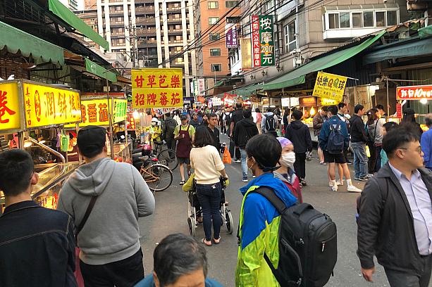 台北市内にありながら、観光客の姿はあまりなく、地元の人が多いのが特徴です。