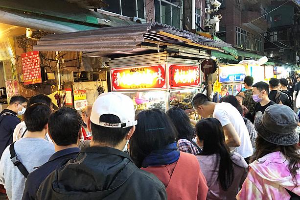 ミシュラン台北ビブグルマンに輝いた滷味のお店「梁記滷味」も相変わらずの盛況ぶり。