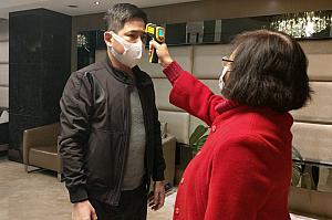 冠天下<br>スタッフのマスク着用、入店時の体温測定、アルコールによる手の消毒