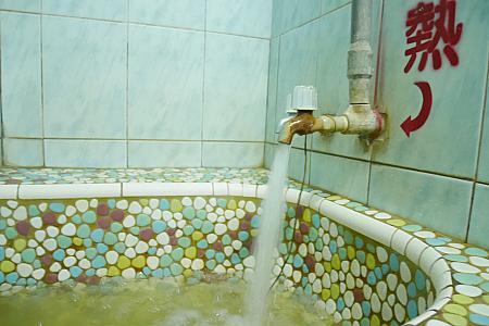 台湾の古～い民家にありそうな浴槽。超レトロで趣があります