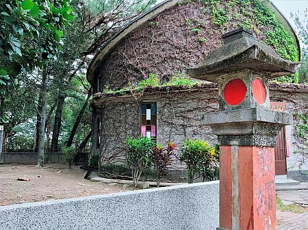 教会の中には日本庭園の灯篭が残っています。