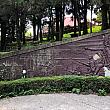 お墓の両側にも抗日蜂起を描いたレリーフが。