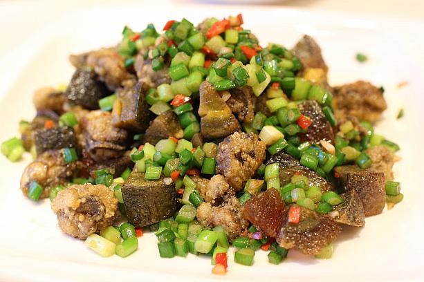 「鮮蚵爆皮蛋」(牡蠣と揚げたピータンの松の実ニラ炒め)も香ばしくてご飯と一緒に食べたくなります。台湾の牡蠣は小ぶりで味も薄いことが多いですが、コチラでは台湾の中でも特に有名な牡蠣の産地、嘉義県東石産のを使用。小ぶりでも存在感のある濃厚な味が楽しめました。