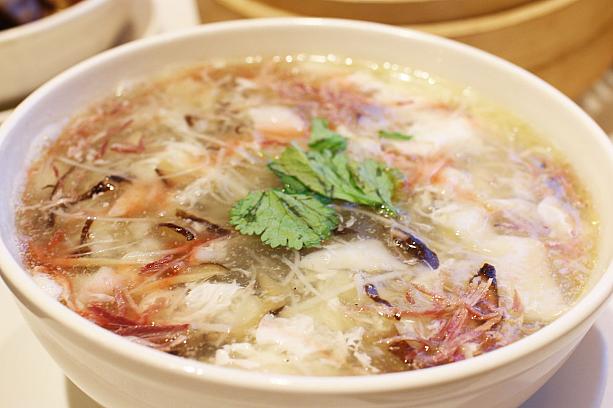 思わず「うう～ん！」と唸ってしまった「宋嫂魚羹」(中華風ヒラメのあんかけスープ)は、浙江地区の伝統料理だそう。ヒラメのほか、シイタケ、ハム、卵、カニの脚など、具だくさんで、さまざまな具材のエキスがギュッと濃縮されていて、初めて食べるのに、全く抵抗なく味わえる一品。日本人が好きそうなお味です。