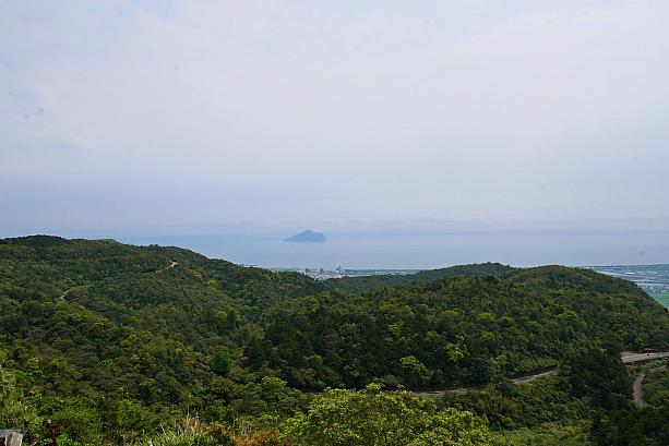そして東に目をやると、無人島として知られる亀山島が。うーん、いい景色。