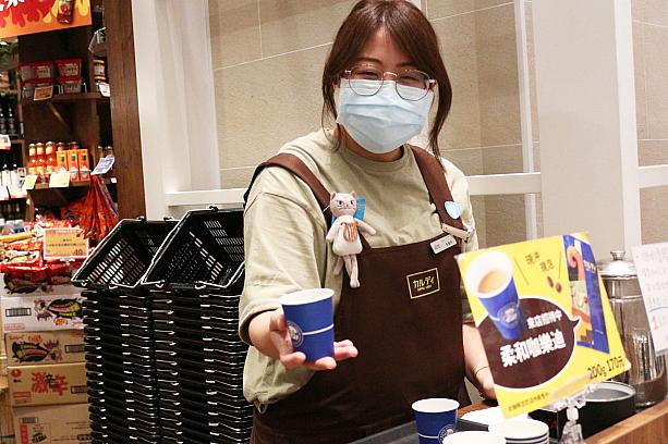 カルディの名物といえば、入店すると渡してくれるコーヒーのサービス。新型コロナウイルスの影響で一時的に休止していますが、もちろん台湾でもありますよ～。