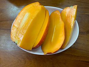 台湾のお医者さんから、コロナにはフルーツがいいと聞いたらしく、たくさん新鮮なフルーツを送ってくれました！笑