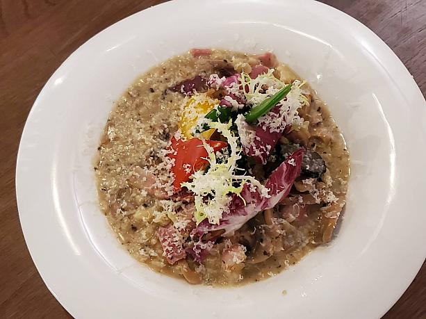 「松露米蘭菌菇燉米麵」は、米の形にした麺で、きのこ類もたっぷり入っています。子供にも食べさせたいやさしい味でした。
