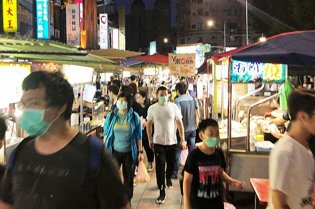 以前は台湾人だけでなく、世界各地からの観光客で賑わっていた寧夏夜市。ひっそりとしていた時期もありましたが、最近は人出が多くなってきたようです。