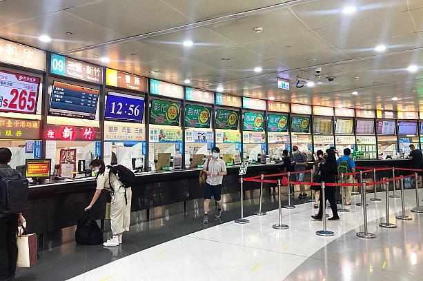 西部を中心に高速バス網が非常に発達している台湾。台北バスステーション(台北轉運站)の窓口の多さは、来るたびに旅情をかき立てます。