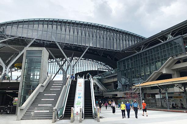 台湾鉄道の駅とは思えない斬新で近代的なデザインになっています。