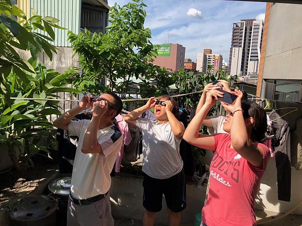 そんな中、21日午後に嘉義県や台東県で金環日食が観測されました。台北でも部分日食が見られるということで、ナビスタッフも新北市の自宅屋上で日食観賞～。