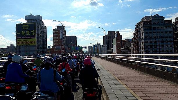 台北橋に入って少し進むと、前に広がるのは信号待ちのスクーター、スクーター、スクーターー！！