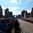 台北橋に入って少し進むと、前に広がるのは信号待ちのスクーター、スクーター、スクーターー！！