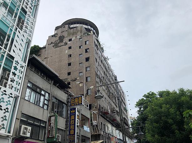 ちょうど宮原眼科の向かい側に「千越大楼」という雑居ビルがあります。古めかしくてちょっと怪しい雰囲気が漂っているのですが、今台湾人に人気です。