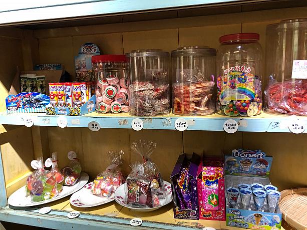 一部は駄菓子屋みたいになっていて、日本人でも懐かしいと思える商品が並んでいました。