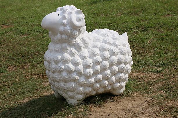 繊維強化プラスティックFRPと漆製の羊さんでした。