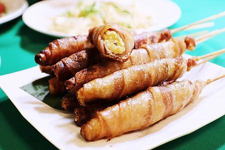 大きくて立派なヤングコーンを豚バラ肉で巻いた烤春筍は名物料理の1つ。うまさが濃縮されていて、感動の味！